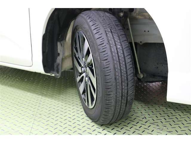 タイヤサイズ　165/65R14。スタイリッシュなデザインの純正アルミホイールを装着しています。
