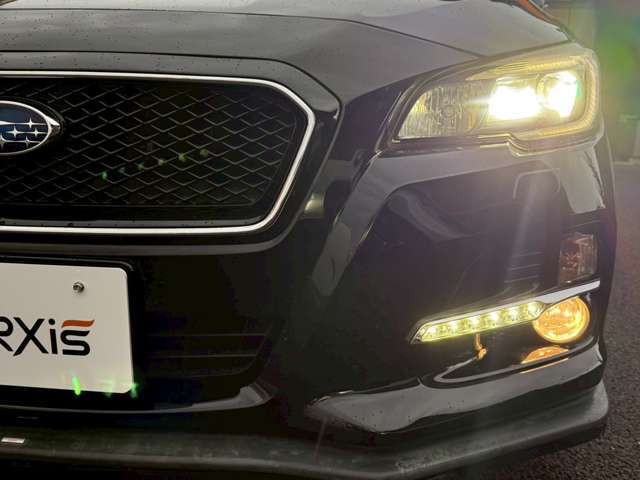 【LEDヘッドライト】悪天候や夜間走行時も良好な視界を確保し安心して運転できる高輝度LEDヘッドライトを装備！点灯速度が早く、消費電力も抑えられています。