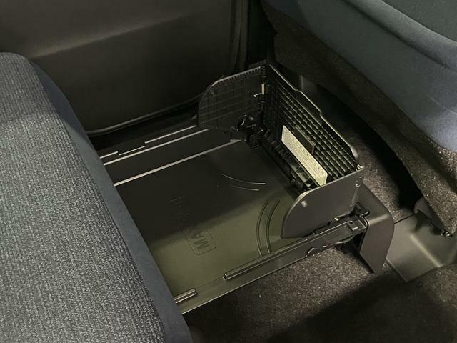 後席の置きラクボックスは、フロアに直接置きたくない収納に便利です