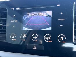 【バックカメラ】駐車時に後方がリアルタイム映像で確認できます。大型商業施設や立体駐車場での駐車時や、夜間のバック時に大活躍！運転スキルに関わらず、今や必須となった装備のひとつです！