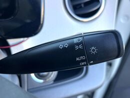 【オートライト】周りの明るさに応じて自動でヘッドライトの点灯・消灯ができる機能です！ライトの付け忘れ・消し忘れなどが無くなり、雨の日や夕方の走行も安心！トンネル通過時も便利ですね♪