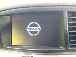 【メーカー純正ナビ】インテリアに溶け込むスタイリッシュな「専用設計」メーカーナビを装備♪視認性や操作性など基本性能にも優れ、より上質なカーライフをお楽しみいただけます。