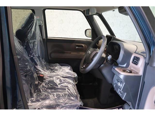 良好な視界とスムーズな乗り降りを実現した運転席。運転席はアイポイントを高くし視界良好です。