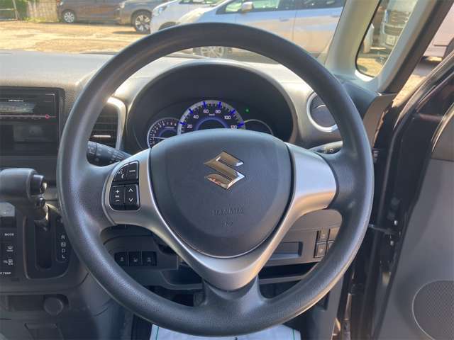ハンドルにスレや汚れなどございません。運転中は常に触れる部分なので要チェックですね。