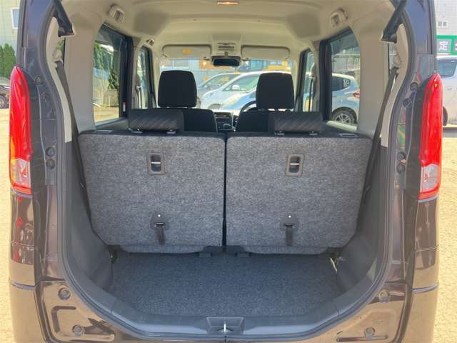 使いやすいサイズの荷室です。