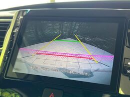 【バックカメラ】駐車時に後方がリアルタイム映像で確認できます。大型商業施設や立体駐車場での駐車時や、夜間のバック時に大活躍！運転スキルに関わらず、今や必須となった装備のひとつです！