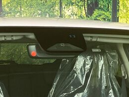 【ホンダセンシング】走行中に前方の車両等を認識し、衝突しそうな時は警報とブレーキで衝突回避と被害軽減をアシスト。より安全にドライブをお楽しみいただけます。