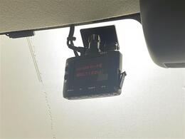 【ETC】有料道路を利用する際に料金所で停止することなく通過できる、ETC車載器（ノンストップ自動料金収受システム機器）が装備されています。セットアップを行うことで利用可能になります。