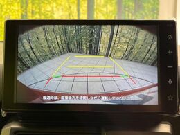 【バックカメラ】駐車時に後方がリアルタイム映像で確認できます。大型商業施設や立体駐車場での駐車時や、夜間のバック時に大活躍！運転スキルに関わらず、今や必須となった装備のひとつです！