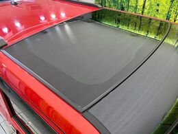 【ガラスルーフ】ガラスルーフ搭載で車内の解放感が一気にアップ！開放的なドライブをお楽しみいただけます。