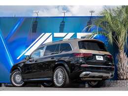 2023y　正規ディーラー車　　メルセデスマイバッハ　GLS600　左右独立シート　パノラミックスライディングルーフ　ブルメスターサラウンドサウンドシステム　格納式テーブル　専用シャンパングラス格納