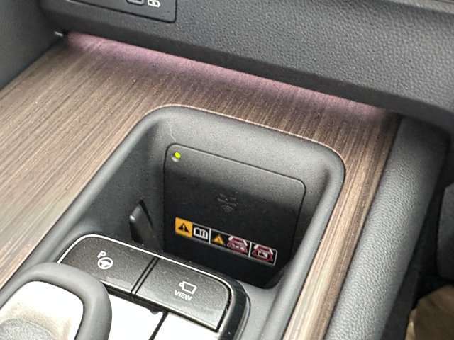 運転席周りのスイッチ類になります。様々な装備がついておりますので、ご不明な点があれば、いつでもお問い合わせお待ちしております。