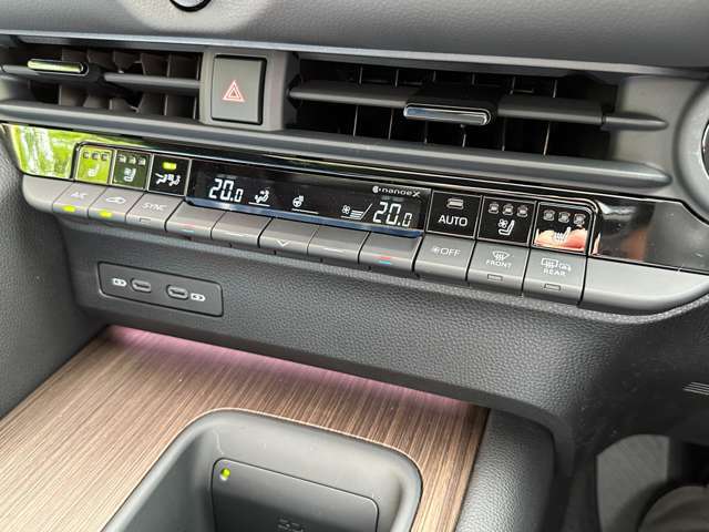 運転席周りのスイッチ類になります。様々な装備がついておりますので、ご不明な点があれば、いつでもお問い合わせお待ちしております。