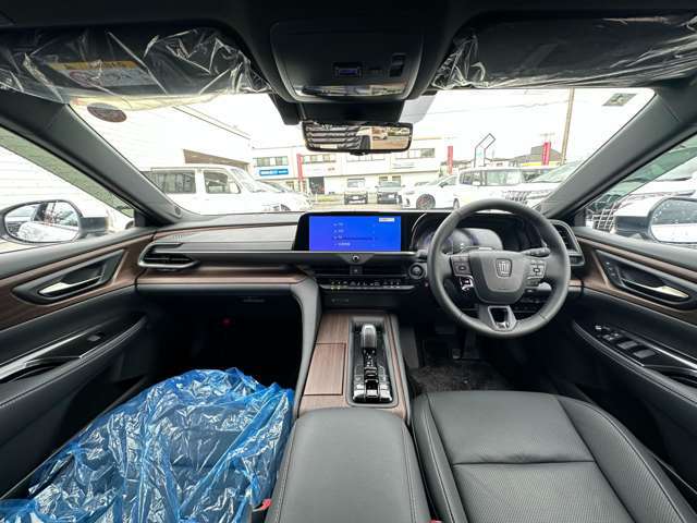 【前席全体】シンプルかつ機能的な内装です。