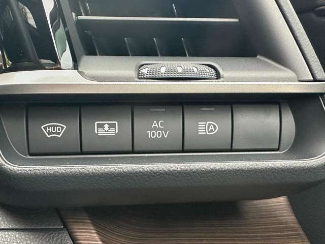 運転席周りのスイッチ類になります。様々な装備がついておりますので、ご不明な点があれば、いつでもお問い合わせお待ちしております。