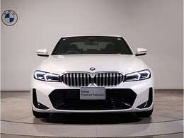 BMW代表的な特徴のキドニーグリル。BMWのすべてのモデルに採用され、BMWらしさを強調しております。