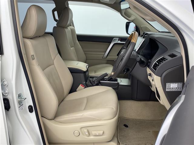 【運転席】座り心地が良いシートなので長時間の運転でも快適にお過ごしいただけます。新品のフロアマットのご注文も可能です。掲載箇所以外にご希望の写真がございましたらお気軽にお問い合わせ下さい。