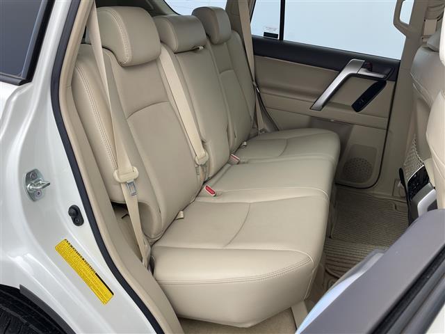 【後部座席】後席もゆったりドライブを楽しめます。ガリバーでご購入いただきましたら、内外装はプロこだわりのクリーニングで清潔なおクルマでご納車させていただきます！店舗での現車確認も承っています！