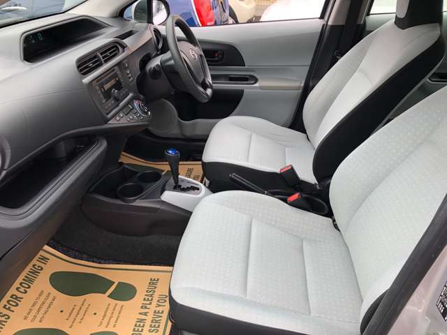 運転席シート廻りは使用感も少なく、良好な状態となっています。前オーナー様が丁寧に使っていたことがよくわかります♪