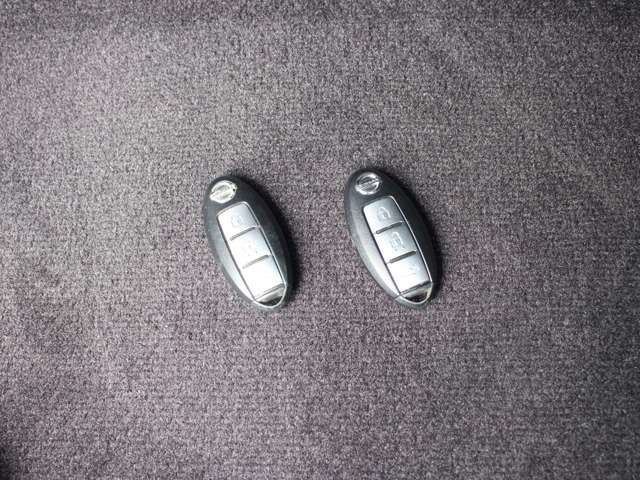 インテリキーも装備されていてお車の高額装備のひとつです！！カバンの中から鍵を探す手間もなくすぐに開閉できます！両手が荷物で塞がっている時や雨のときなど便利ですね！