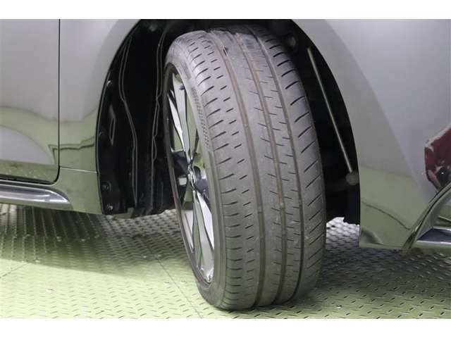 タイヤサイズ　215/45R17。ダークグレーメタリック塗装がクールなデザインの純正アルミホイール装着です。