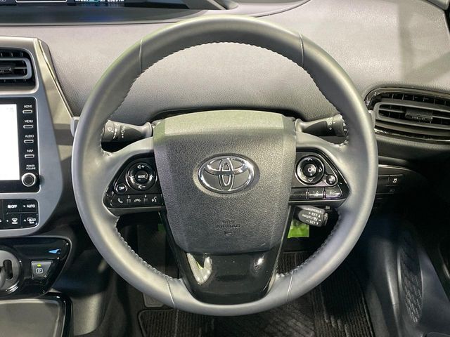 【純正革巻きステアリング】上質な革を使用することで、手にしっかり馴染みとても運転しやすいハンドルです♪