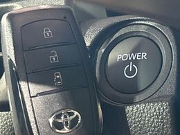 【スマートキー】カバンやポケットに入れたままでもドアの施錠・解錠が可能なスマートキーを装備。エンジンのオン・オフ時もカギを取り出す必要が無いからとっても便利です♪