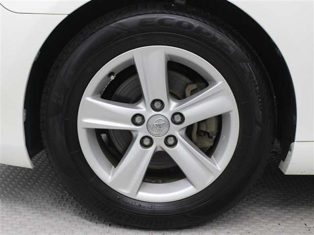 純正アルミホイールは精度が高く、走行の安定性が優れています。タイヤサイズ215/60R16
