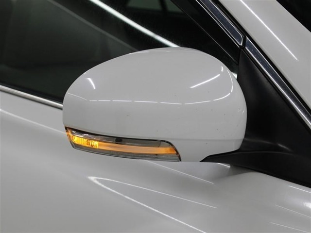 サイドターンランプ付きドアミラー。車両のドレスアップと右左折時の被視認性を兼ね備えたお洒落なミラーです。