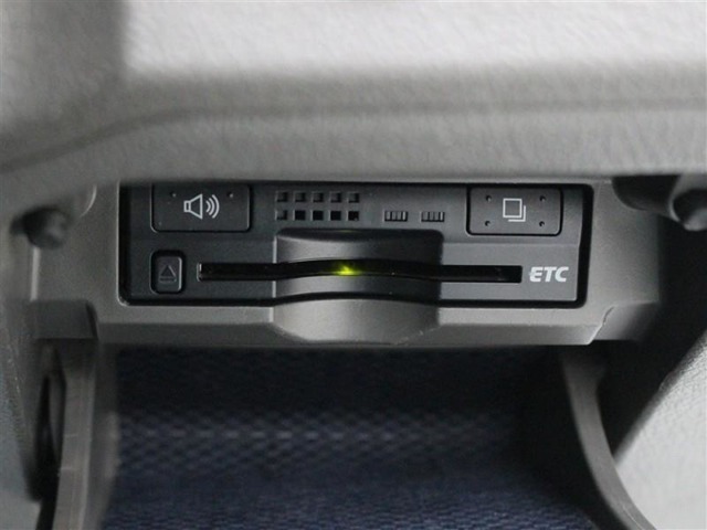 ETC車載器は、ビルトインタイプですっきり収納され、見た目も使い勝手も満足のアイテムです。