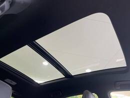 【大型ムーンルーフ】車内の解放感が一気に上がる大型のパノラマルーフ！季節を問わず開放的で快適なドライブをお楽しみいただけます。流通量も少なく希少価値の高い人気の装備です♪