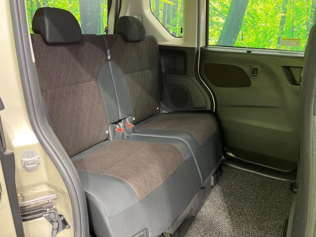 後部座席も気になるようなキズ・汚れやへたり等、大きなダメージはなく、良好な状態です。