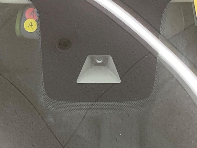 【三菱e-Assist】走行中に前方の車両等を認識し、衝突しそうな時は警報とブレーキで衝突回避と被害軽減をアシスト。より安全にドライブをお楽しみいただけます。