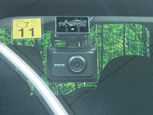 【ドライブレコーダー】安心・安全なカーライフに必須のドライブレコーダーを装備！走行中はもちろん、あおり運転や事故に遭遇した際の状況も映像で記録し、万一のリスクに備えます。