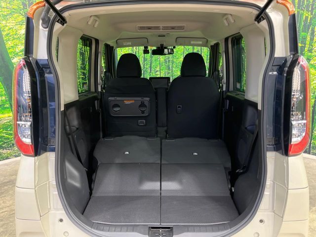 後席を格納すると、これだけの広さが！シーンに合わせたシートアレンジで、大きな荷物も積むことが出来ます♪