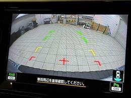 【カラーバックモニター】を装備しております。リアの映像がカラーで映し出されますので日々の駐車も安心安全です。