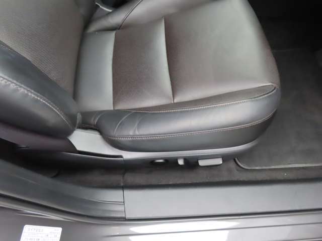 運転席の電動パワーシートとシートメモリーも付いています。