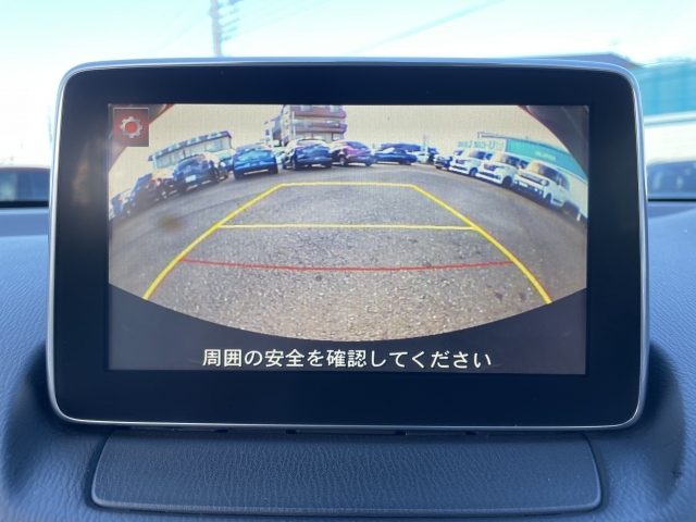 バックカメラを装備。駐車場などでの取り回しもスムーズに行っていただけます