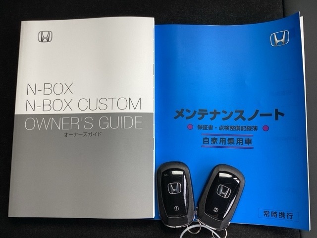 メンテナンスノート【整備記録簿】、取説も揃ってます。スマートキーはバッグなどにしまったままボタン操作でエンジンの始動・停止ができて大変便利です。