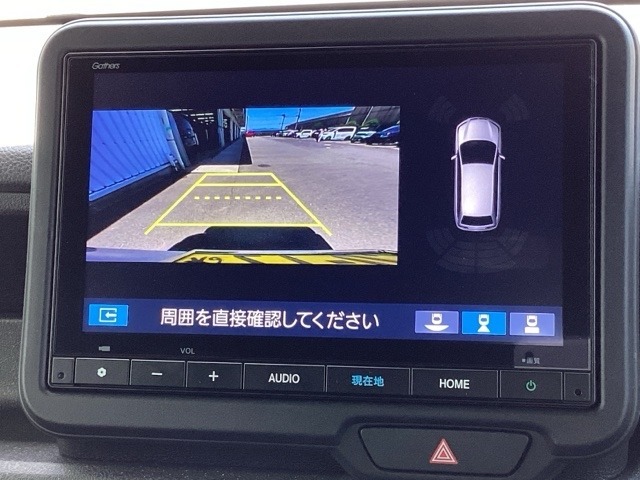 3ビュー切り替えやガイド線表示のバックカメラで、バックでの車庫入れも安心です。