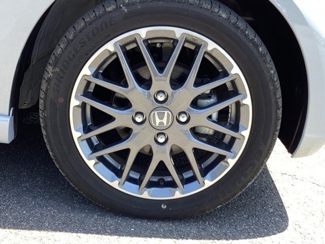 純正アルミホイールです。足元が引き立つので、車全体のイメージがアップしますよ！