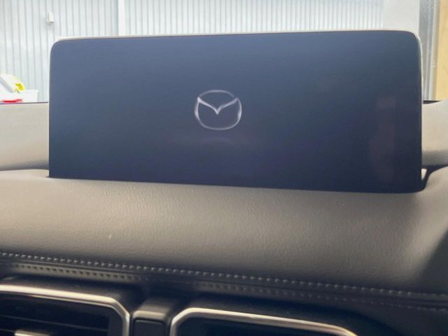 【10.25インチマツダコネクト】車内の雰囲気にマッチした大型ディスプレイ。スマホ接続でのナビ使用やBluetooth再生等、様々な機能が楽しめます。直感的なダイヤル操作が可能で、使い勝手も良好です。