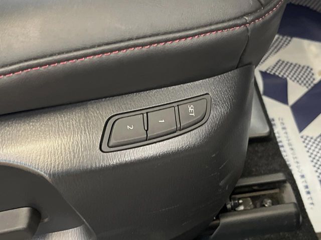【メモリー機能付きパワーシート】ドライバーごとに設定したシート位置を記憶して、ボタン一つで切り替えできる便利な機能！運転する方が複数名いらっしゃるご家庭におすすめです♪