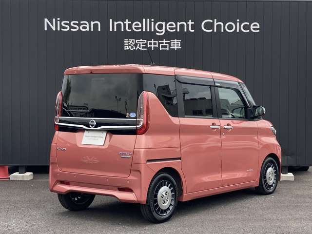 外装色：ブロッサムピンクMです。1年間走行無制限保証。バッテリーも保証対象。全国3000ヵ所の日産サービス工場で保証整備が可能です。有料で最長3年間のワイド保証プレミアムもございます。