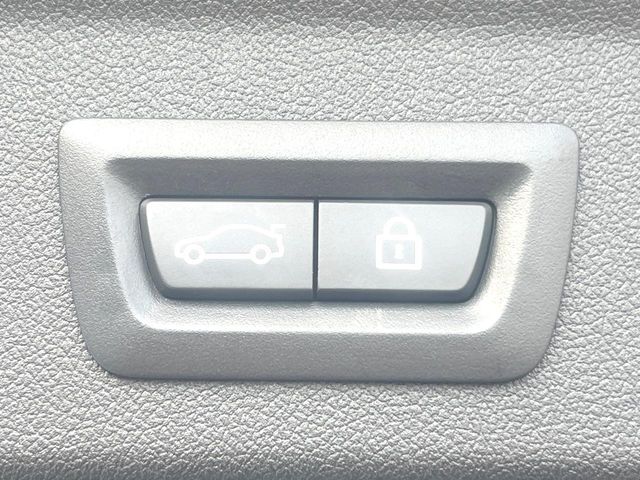 ●パワーバックドア：ワンタッチでリアゲートの開閉ができ、荷物などで両手が塞がっている状態でも簡単に開閉ができる便利機能です。