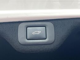 【ハンズフリーパワーバックドア】リアバンパー下部に足先を出し入れするだけでバックドアが自動で開閉♪両手が荷物でふさがっている時でもラクラク開閉操作が行えます！