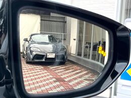 【ブラインドスポットモニター】走行中、ドアミラーの死角になりやすい箇所に後続車が接近するとサイドミラーのレンズに警告を表示！ドライバーに注意喚起をしてくれます。