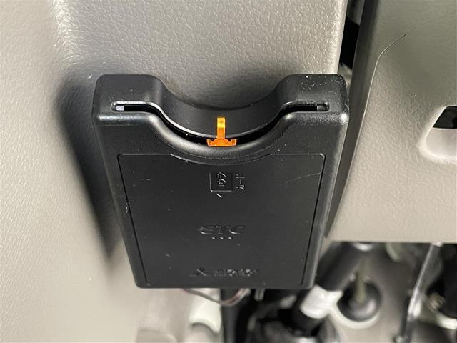 【ETC】有料道路を利用する際に料金所で停止することなく通過できる、ETC車載器（ノンストップ自動料金収受システム機器）が装備されています。セットアップを行うことで利用可能になります。