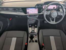 ドライバーよりを意識した人間工学に基づいた設計と飽きが来ない美しいデザインを併せ持ったコクピットは乗るものをワクワクさせることがで来ます。