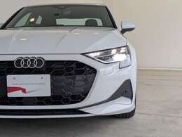 シャープなヘッドライトと存在感あるシングルフレームグリルが印象的なフロントマスク。低く構えたスタンスと力強いグリルが、走りへの期待を高めます。